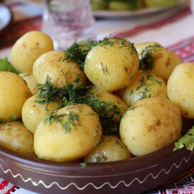Картопля відварена з маслом та кропом