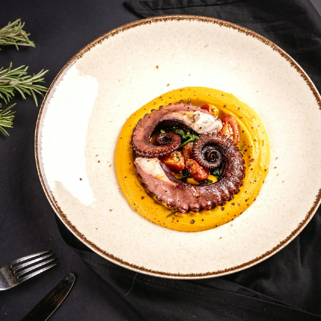 Восьминіг з морквяним пюре/Octopus with carrot puree