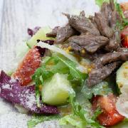 Салат з овочами та телятиною під гірчичною заправкою
