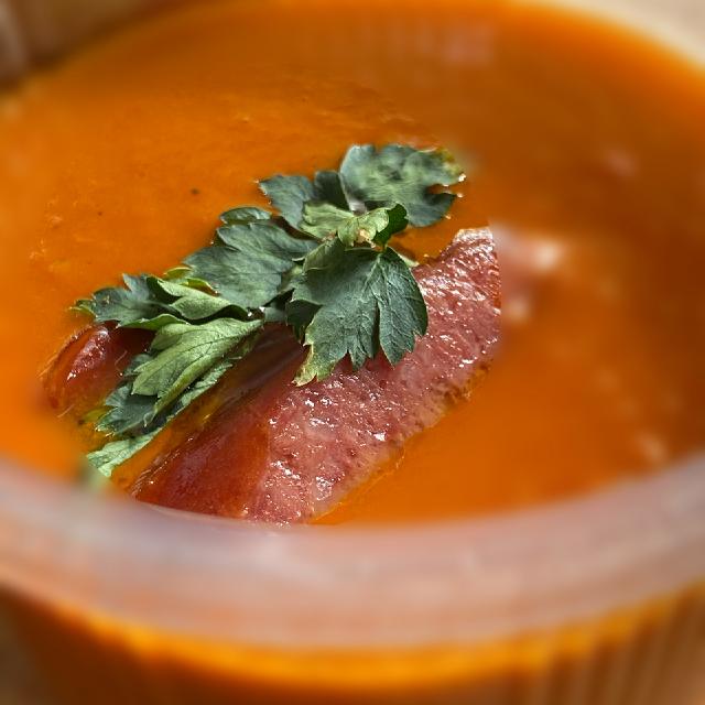 Гострий томатний суп з ковбасками