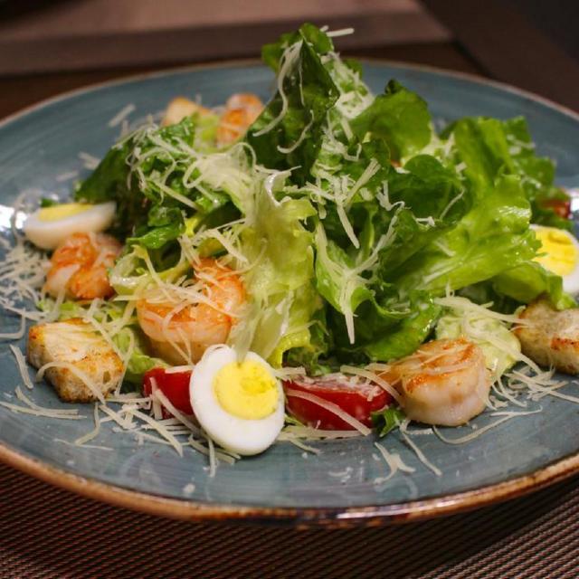 Цезарь с креветками (Shrimps Caesar salad)