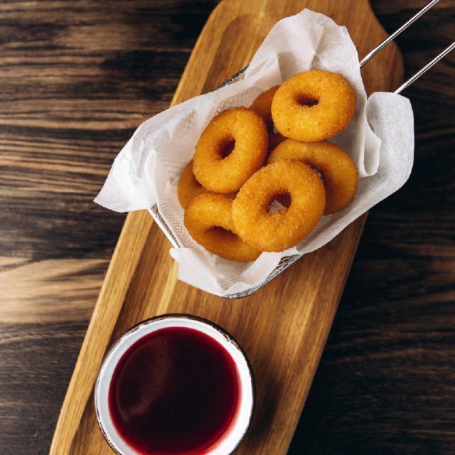 Gouda fries cheese rings with cranberry sauce
