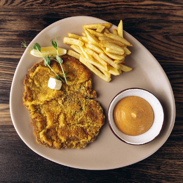 Schnitzel with french fries & papric sauce