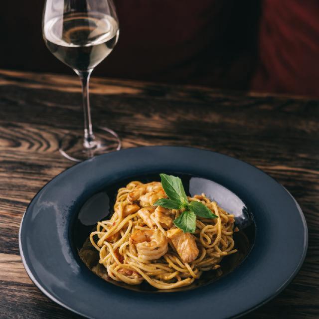 Pasta with salmon and shrimps with bisque sauce