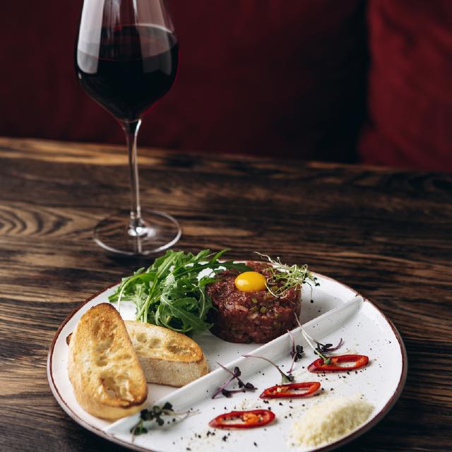 Beef tartare with cucumbers and sun-dried tomatoes