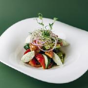 Салат со свежими овощами и сыром рикотта
