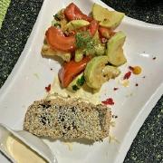 Філе лосося в кунжутній паніровці з овочами