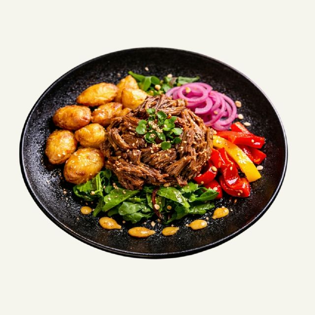 Теплий салат з телячою шиєю сувід та  фрі-бебі картоплею