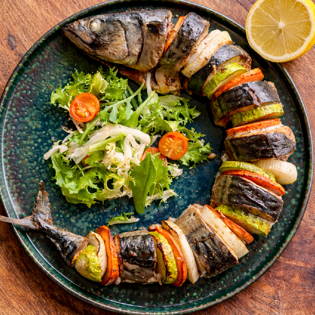 Скумбрія запечена з овочами та свіжим салатом ( на двох)