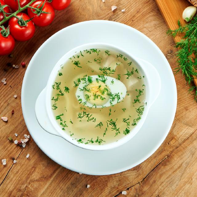 Курячий бульйон з локшиною та яйцем