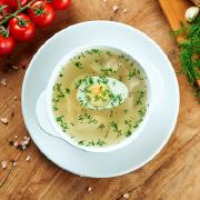 Курячий бульйон з локшиною та яйцем