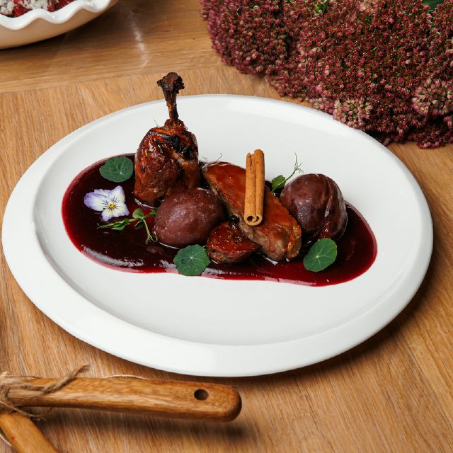 Качка з вишневим соусом