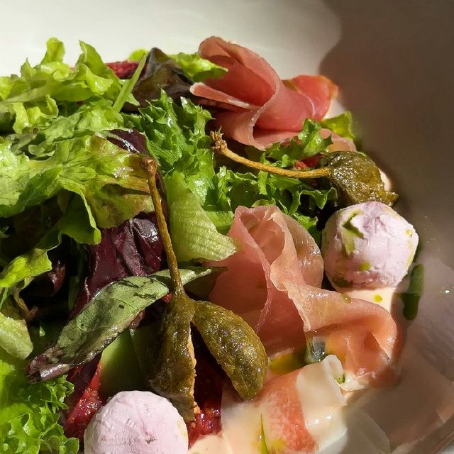 салат з прошуто та інжирем