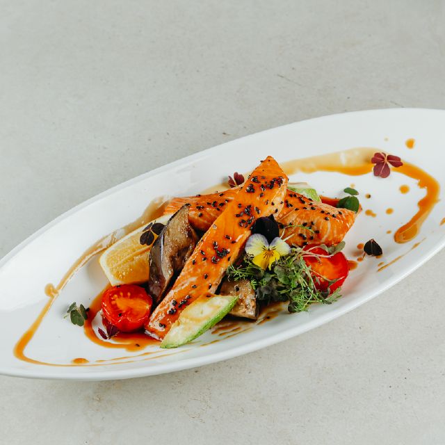 Філе лосося з овочами