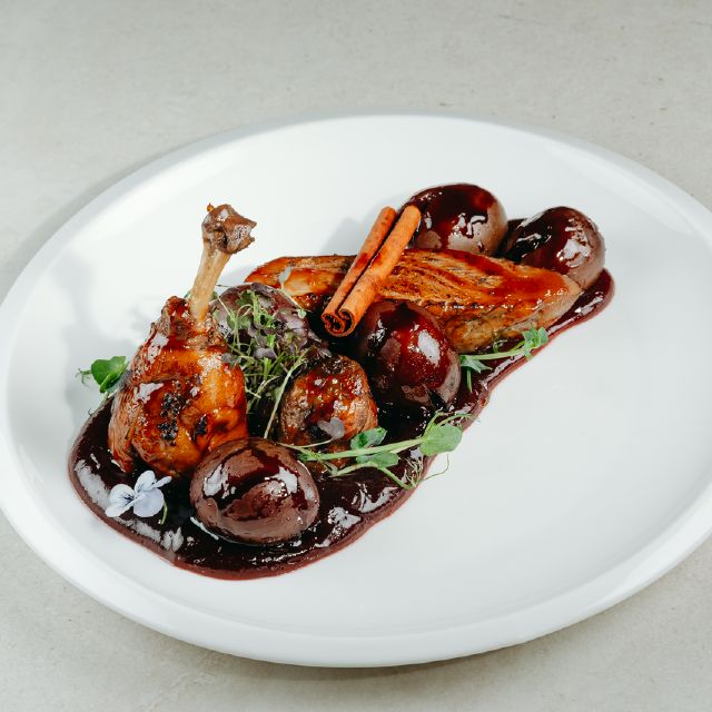 Качка з вишневим соусом