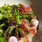 салат з прошуто та інжирем