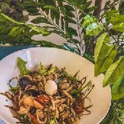 Теплый салат с морепродуктами 