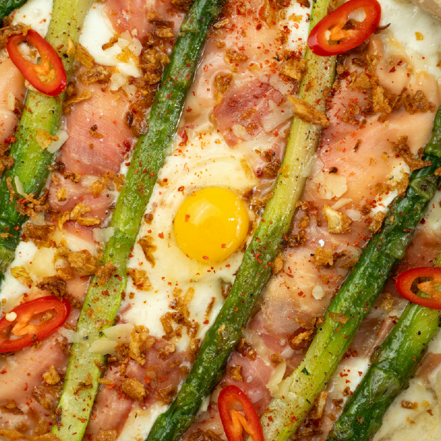 Піца з спаржею, хамоном та перепелиним яйцем/Pizza with asparagus, jamon and quail egg
