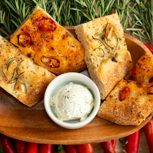 Фокача з перцем чилі/ Focaccia with chili pepper and rosemary та розмарином