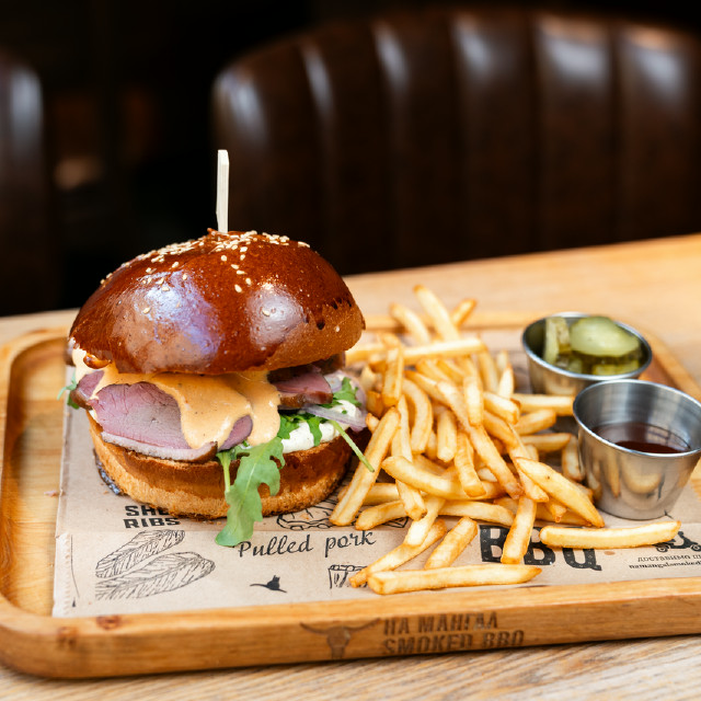 Бургер з качкою / Burger with duck