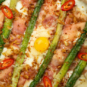 Піца з спаржею, хамоном та перепелиним яйцем/Pizza with asparagus, jamon and quail egg