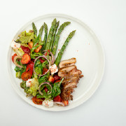 Салат з спаржею , полуницею та курчам BBQ/Salad with asparagus, strawberries and chicken BBQ