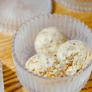 Морозиво з халвою та арахісом