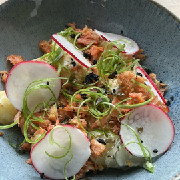 Картопляний салат із копченим лососем