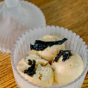 Морозиво з білими грибами та джемом з чорних лисичок