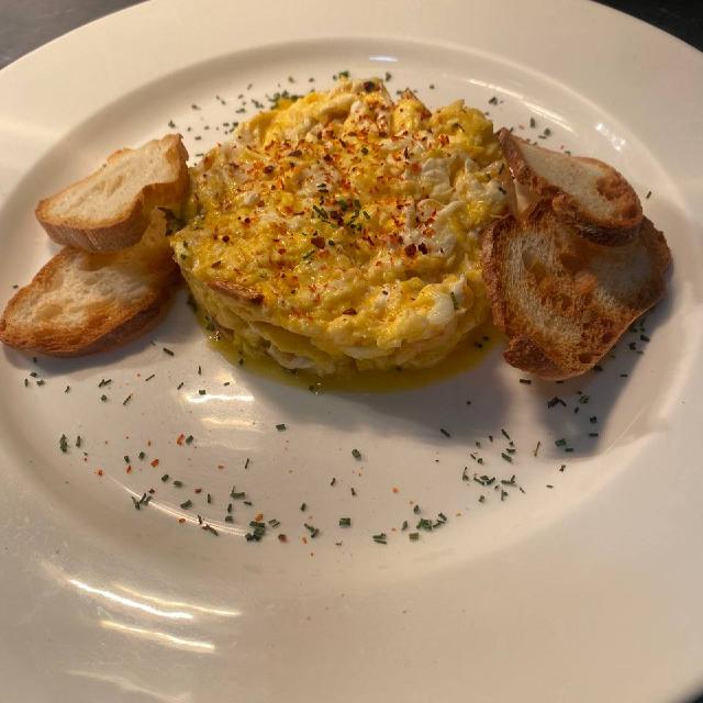 Scrambled eggs with prawns and young garlic