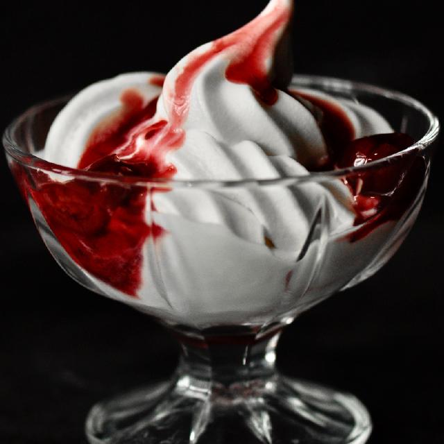 Морозиво з ягідним соусом