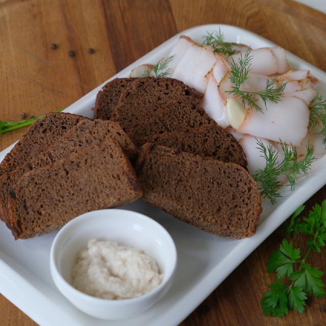 Сало з грінками і часником