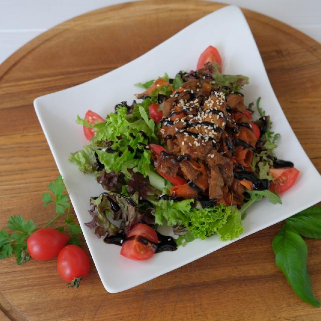 Салат м'ясний із соусом теріякі