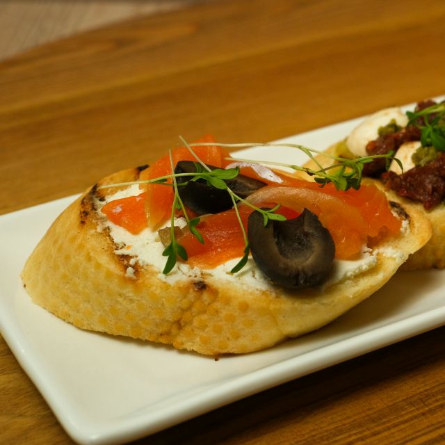 Брускета з лососем