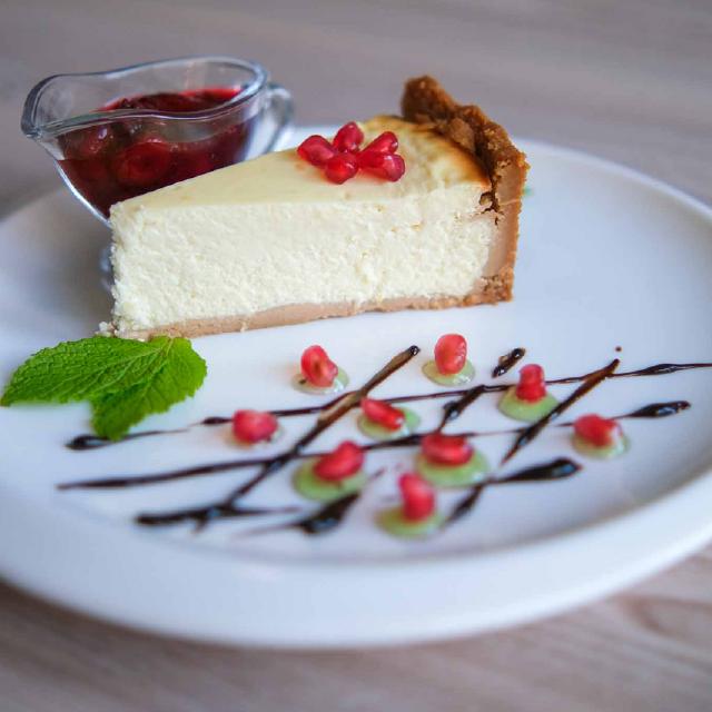 Чіз-кейк з ягідним соусом