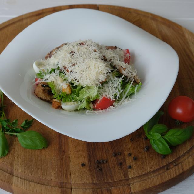 Цезар з куркою та беконом