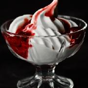 Морозиво з ягідним соусом