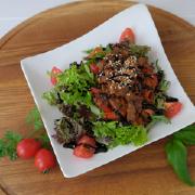 Салат м'ясний із соусом теріякі