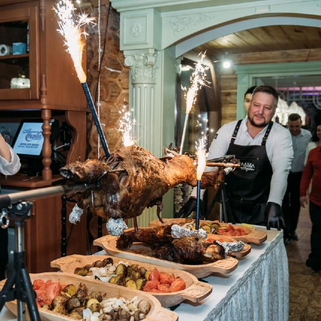 Молодой барашек на вертеле