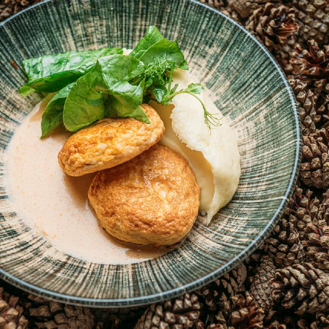 Котлеты из судака и креветок с картофельным пюре и сливочным биском