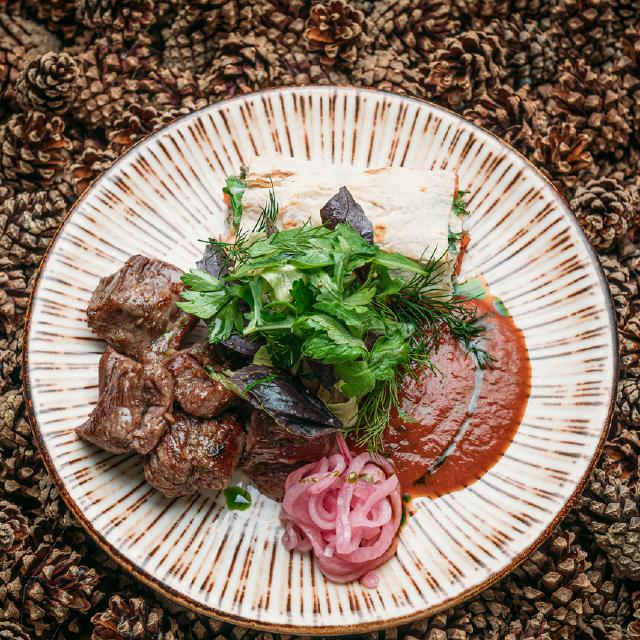 Шашлык из баранины с овощной шавермой и соусом сацебелли