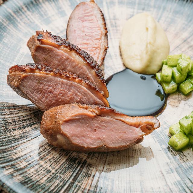 Утиная грудка с кремом из корня сельдерея и яблоками