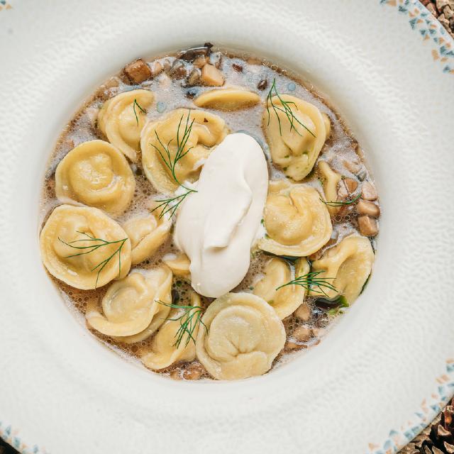 Пельмени из говядины с грибным бульоном и сметаной