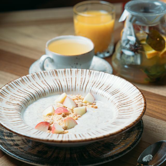 Овсяная каша с хрустящим штрейзелем и фруктами