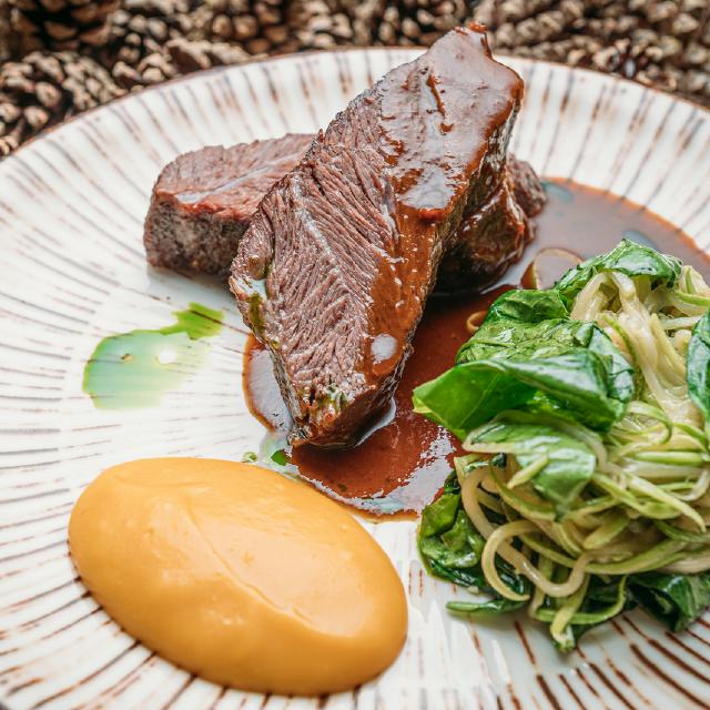 Говяжьи щечки с тыквенным пюре и жареным кабачком