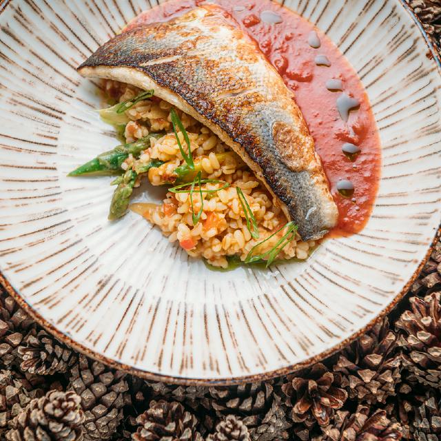 Сибаса филе с булгуром и томатным соусом