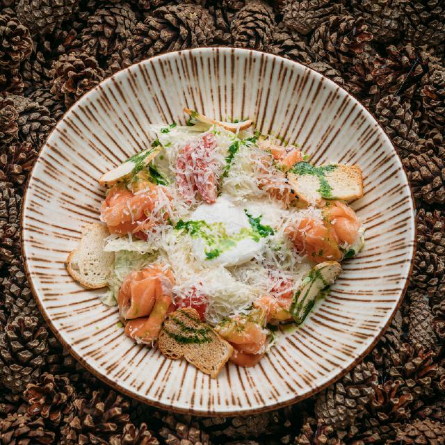 С слабосоленой семгой, томатами черри и яйцом пашот