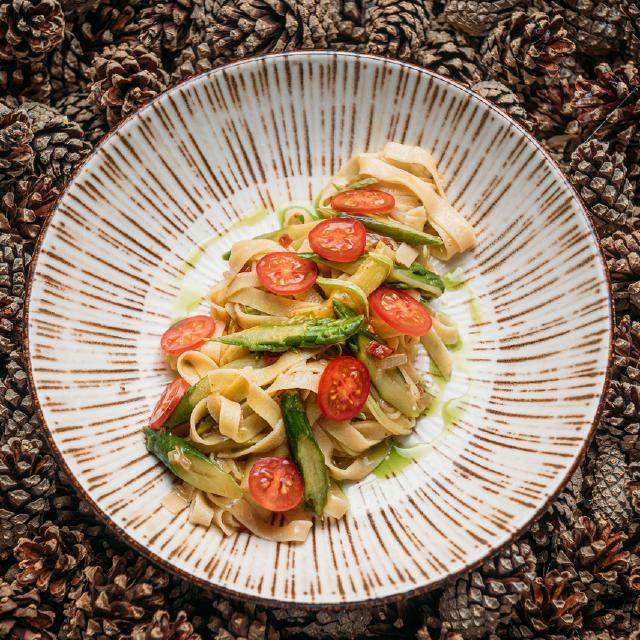 Паста с кабачком, спаржей и вяленым томатом