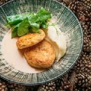 Котлеты из судака и креветок с картофельным пюре и сливочным биском