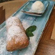 Штрудель яблочный с ванильным мороженым